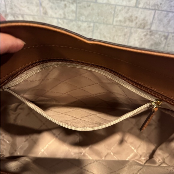 Michael Kors bag. Used only twice and still looks new. No stains/rips - Picture 3 of 9